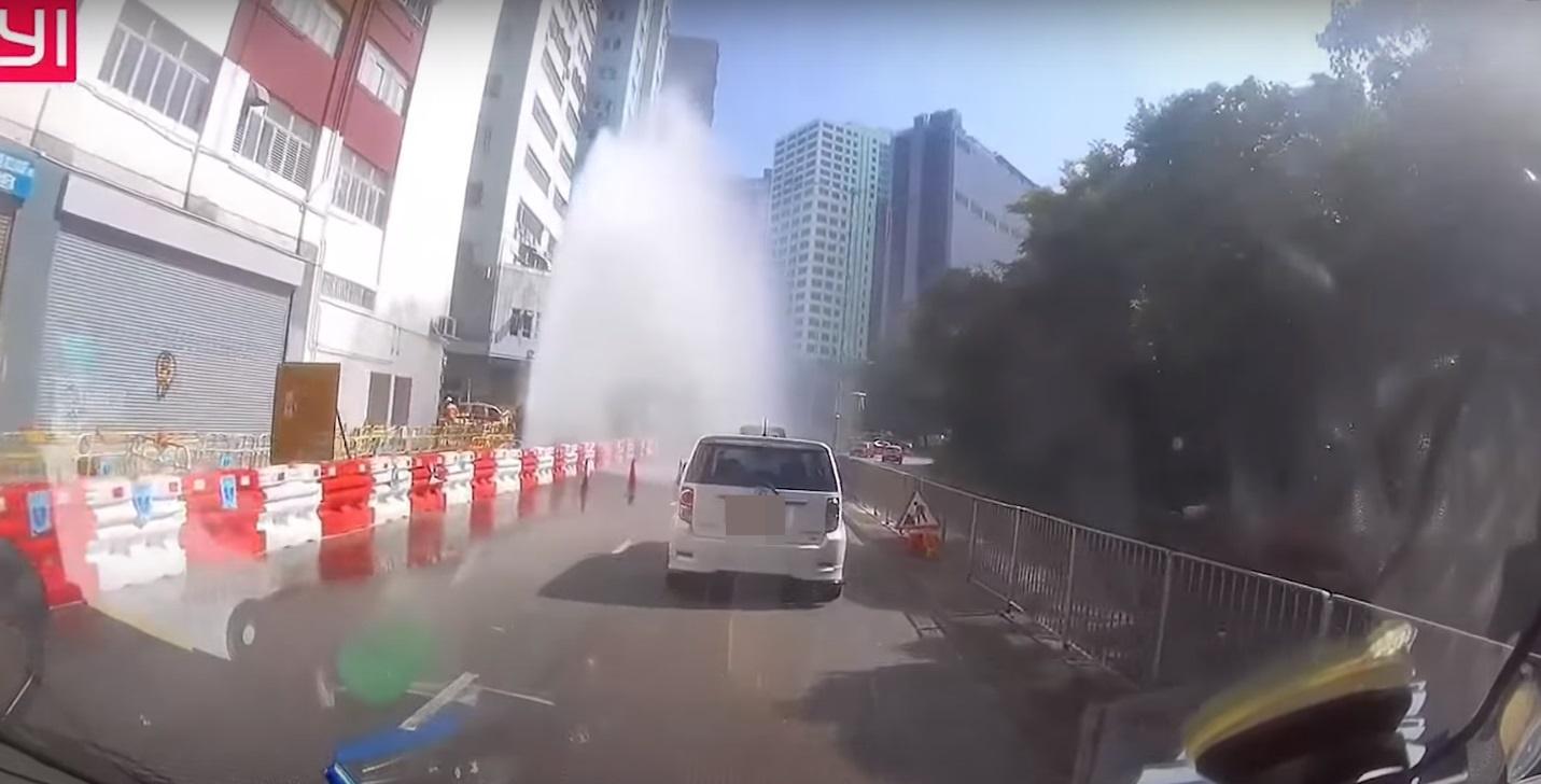 車Cam直擊|德士古道爆水管儼如「水舞間」 途經車輛免費洗車。(網片截圖))
