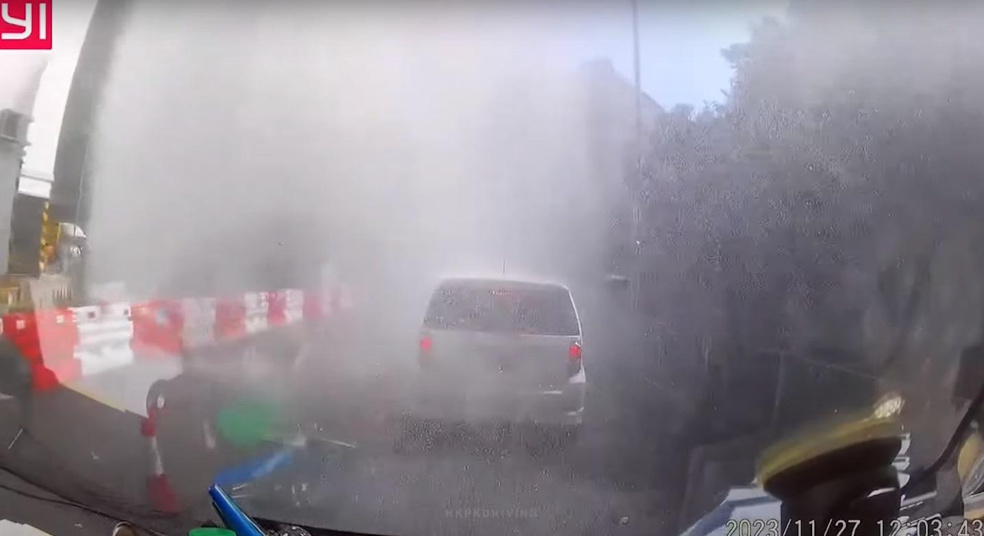 車Cam直擊|德士古道爆水管儼如「水舞間」 途經車輛免費洗車。(網片截圖))