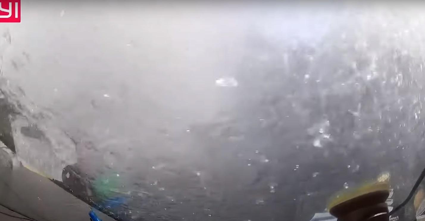 車Cam直擊|德士古道爆水管儼如「水舞間」 途經車輛免費洗車。(網片截圖))