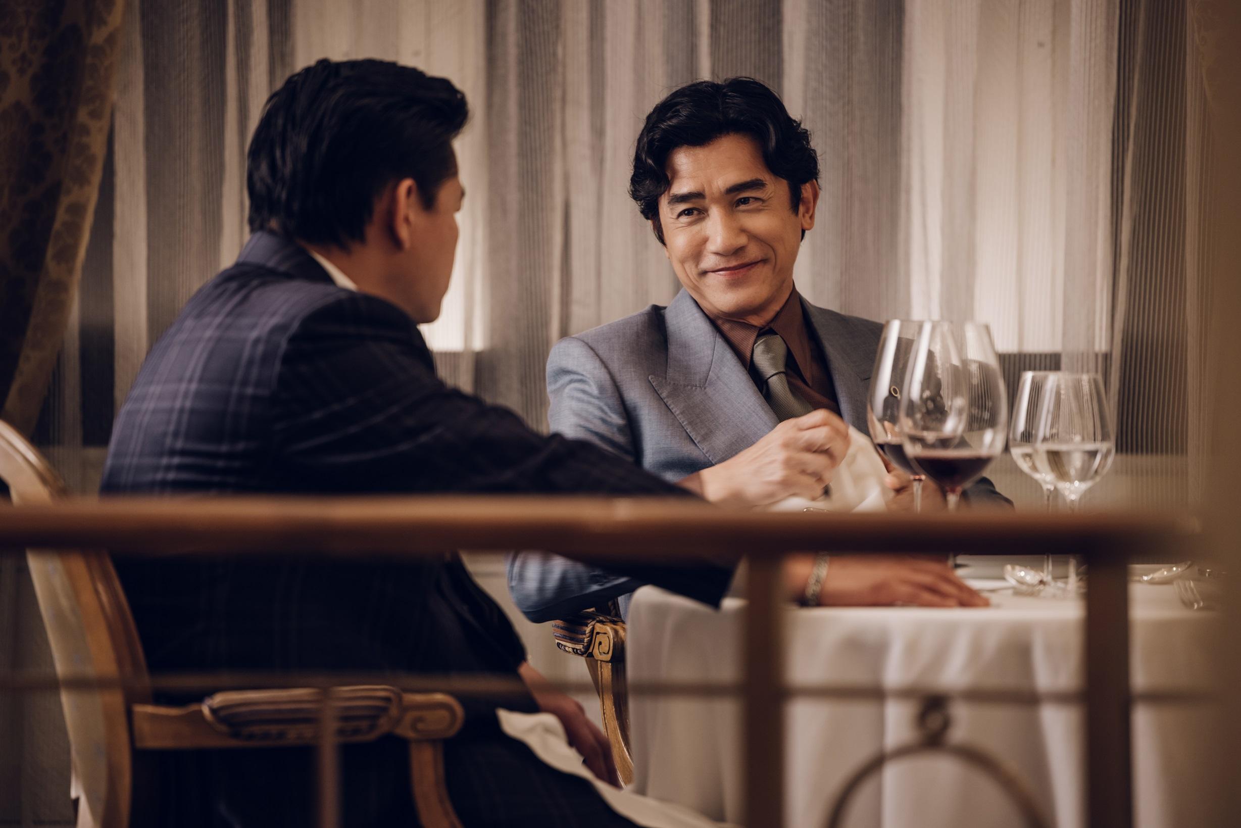 梁朝偉在《金手指》演大反派程一言,與劉德華演的廉署人員大鬥法。