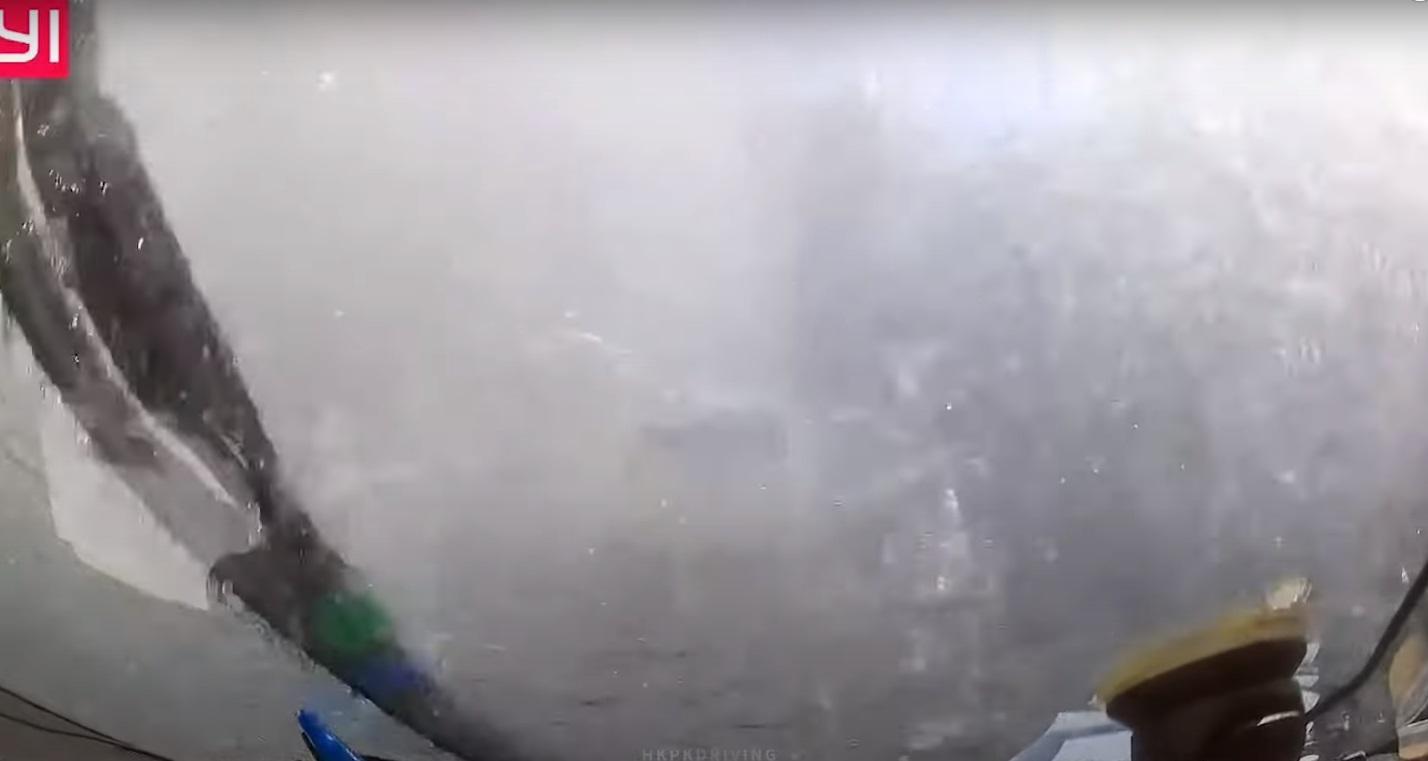 車Cam直擊|德士古道爆水管儼如「水舞間」 途經車輛免費洗車。(網片截圖))