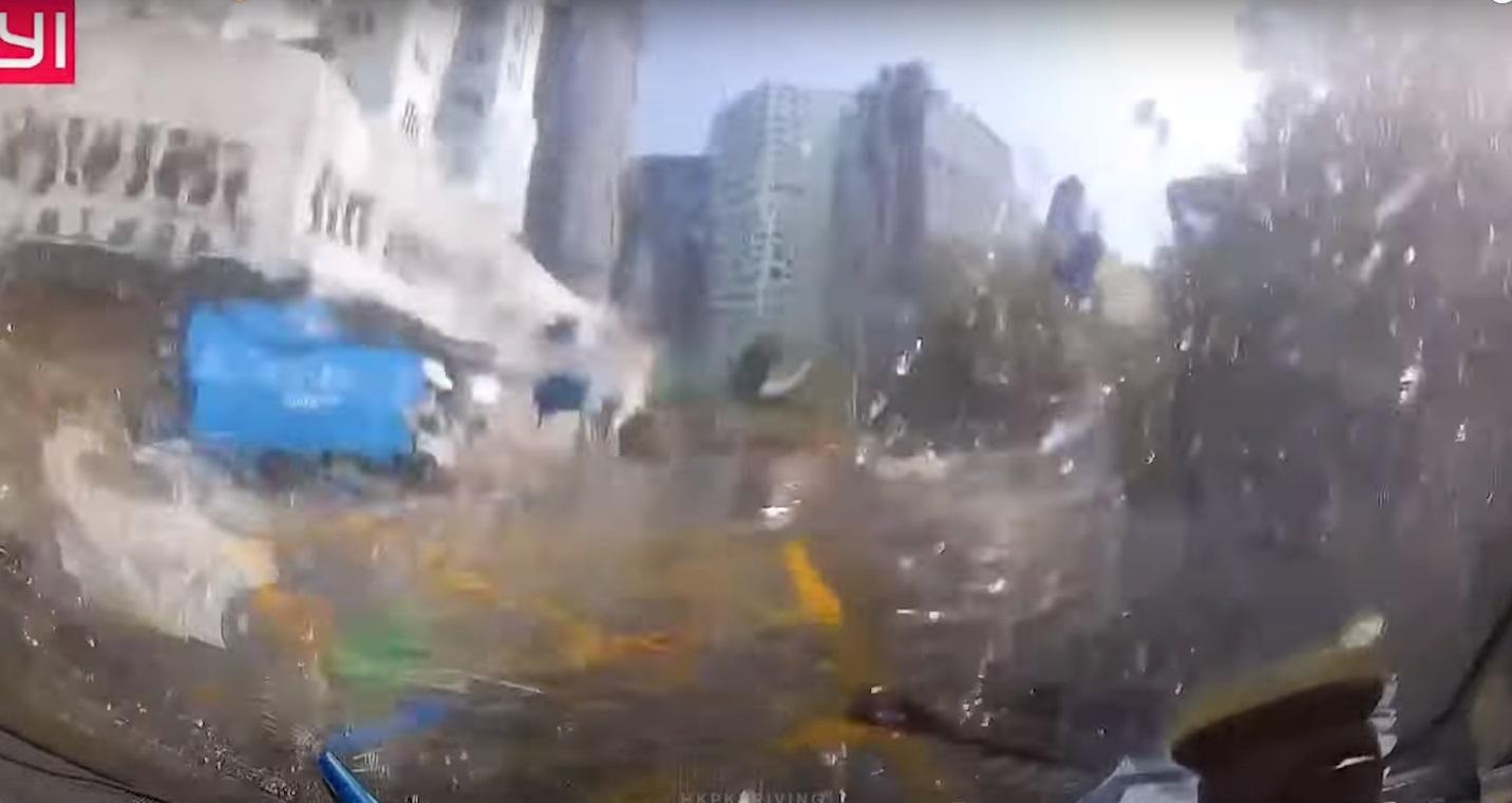車Cam直擊|德士古道爆水管儼如「水舞間」 途經車輛免費洗車。(網片截圖))