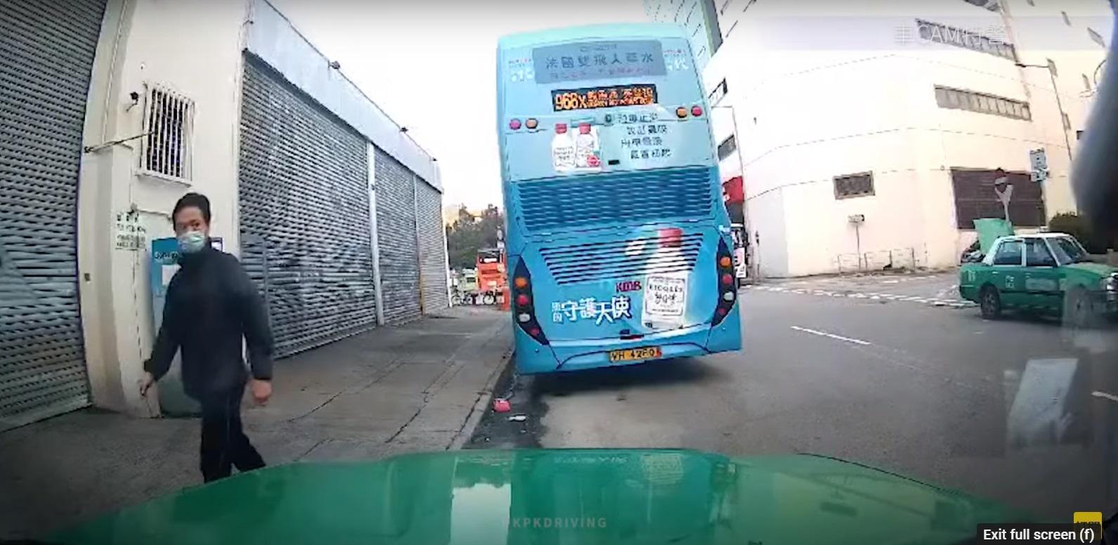 車Cam直擊|「的士盜賊」再現元朗 光天化日無視途人爆窗偷袋。(網片截圖)