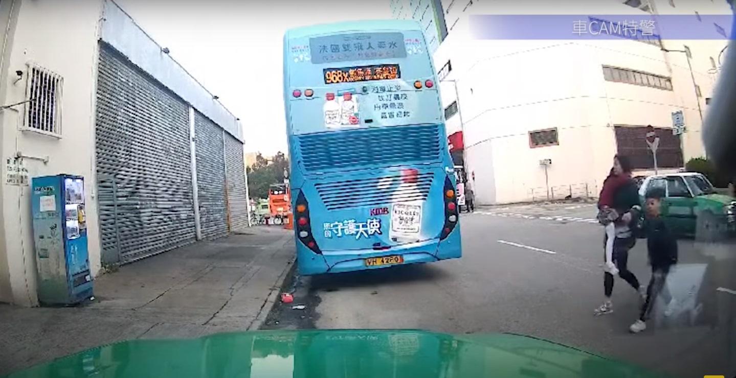車Cam直擊|「的士盜賊」犯案期間,有一名手拖男童、抱著女孩的婦人經過。(網片截圖)