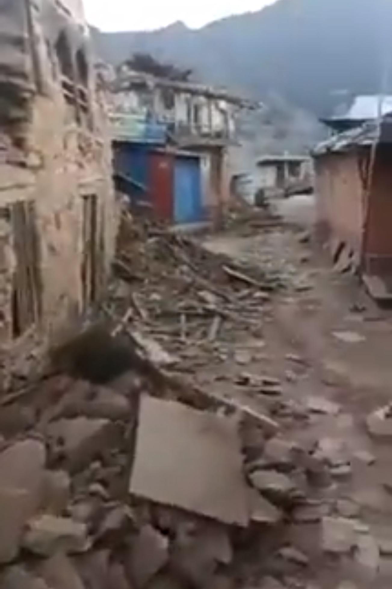 當地大量磚房的外牆及天花倒塌。(網片截圖)