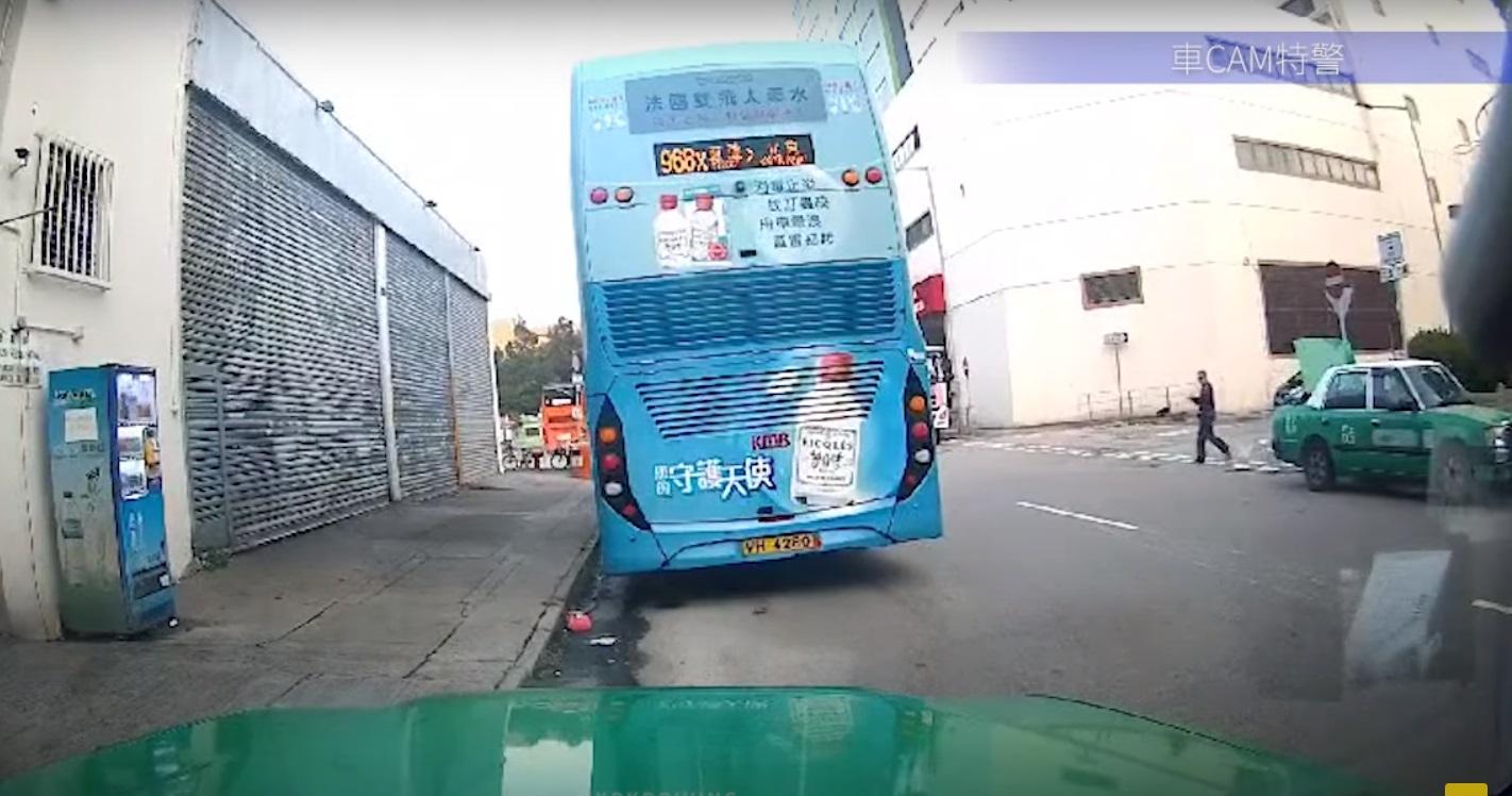 車Cam直擊|現場有途人經過。(網片截圖)