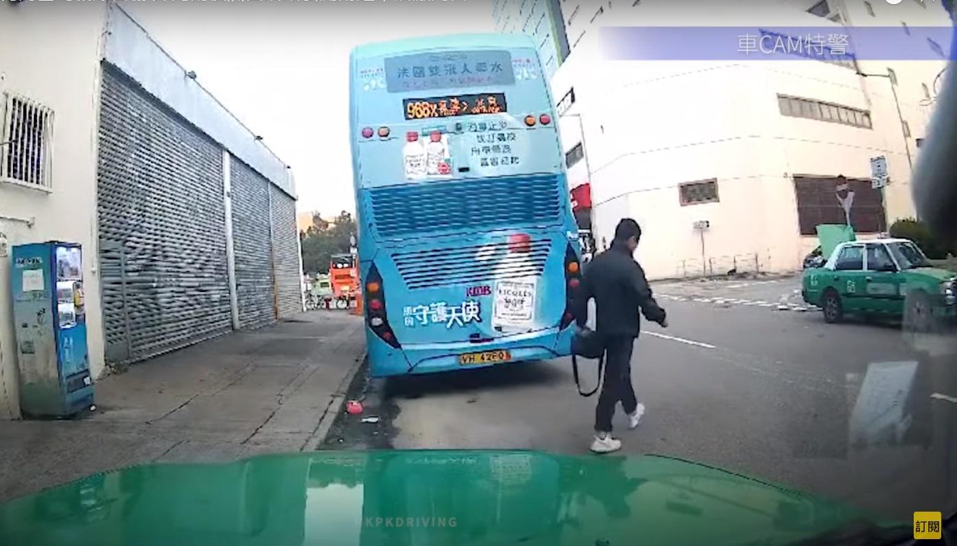 車Cam直擊|「的士盜賊」再現元朗 光天化日無視途人爆窗偷袋。(網片截圖)