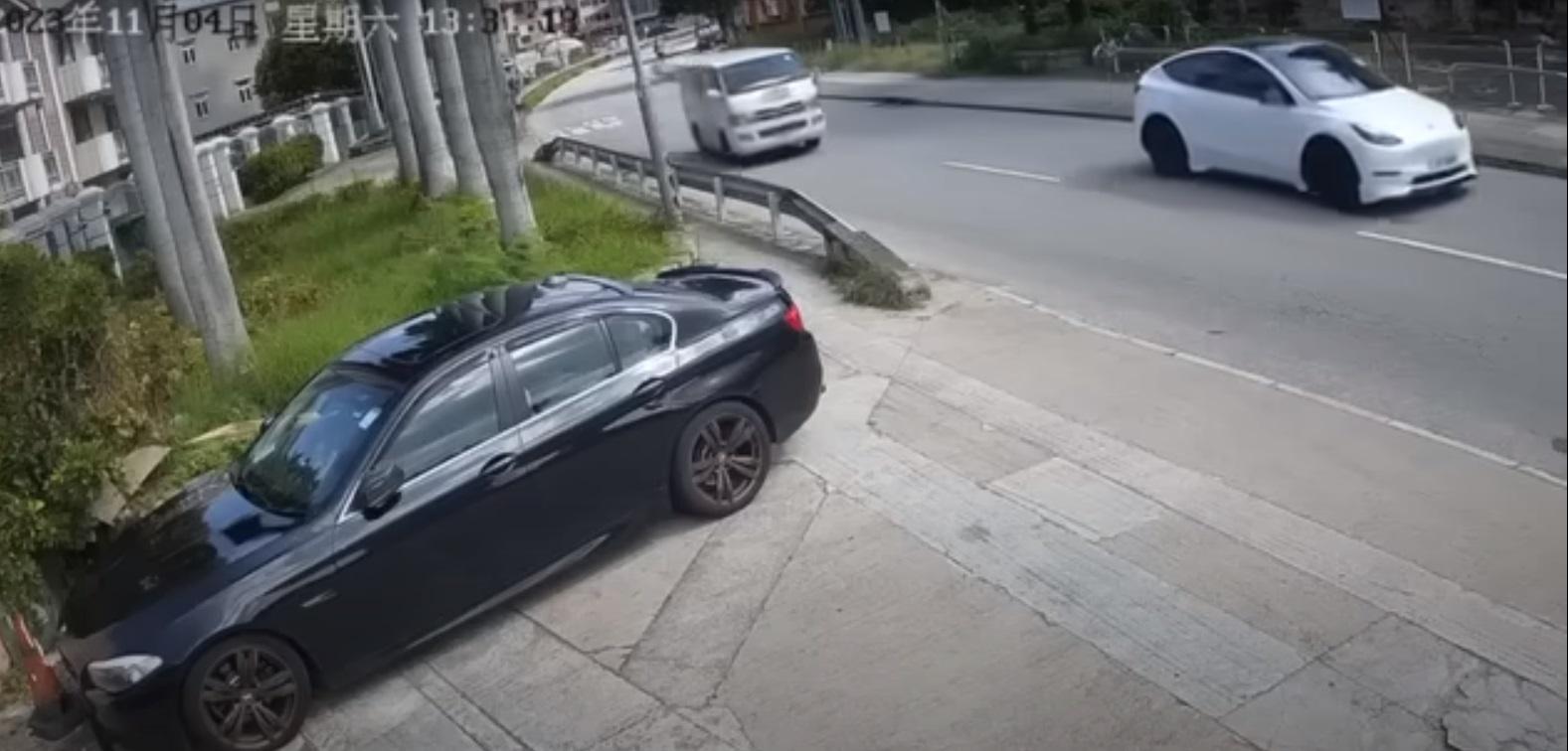 車Cam直擊|Tesla女司機打死火燈轉彎,遭貨Van相撞。(網片截圖)