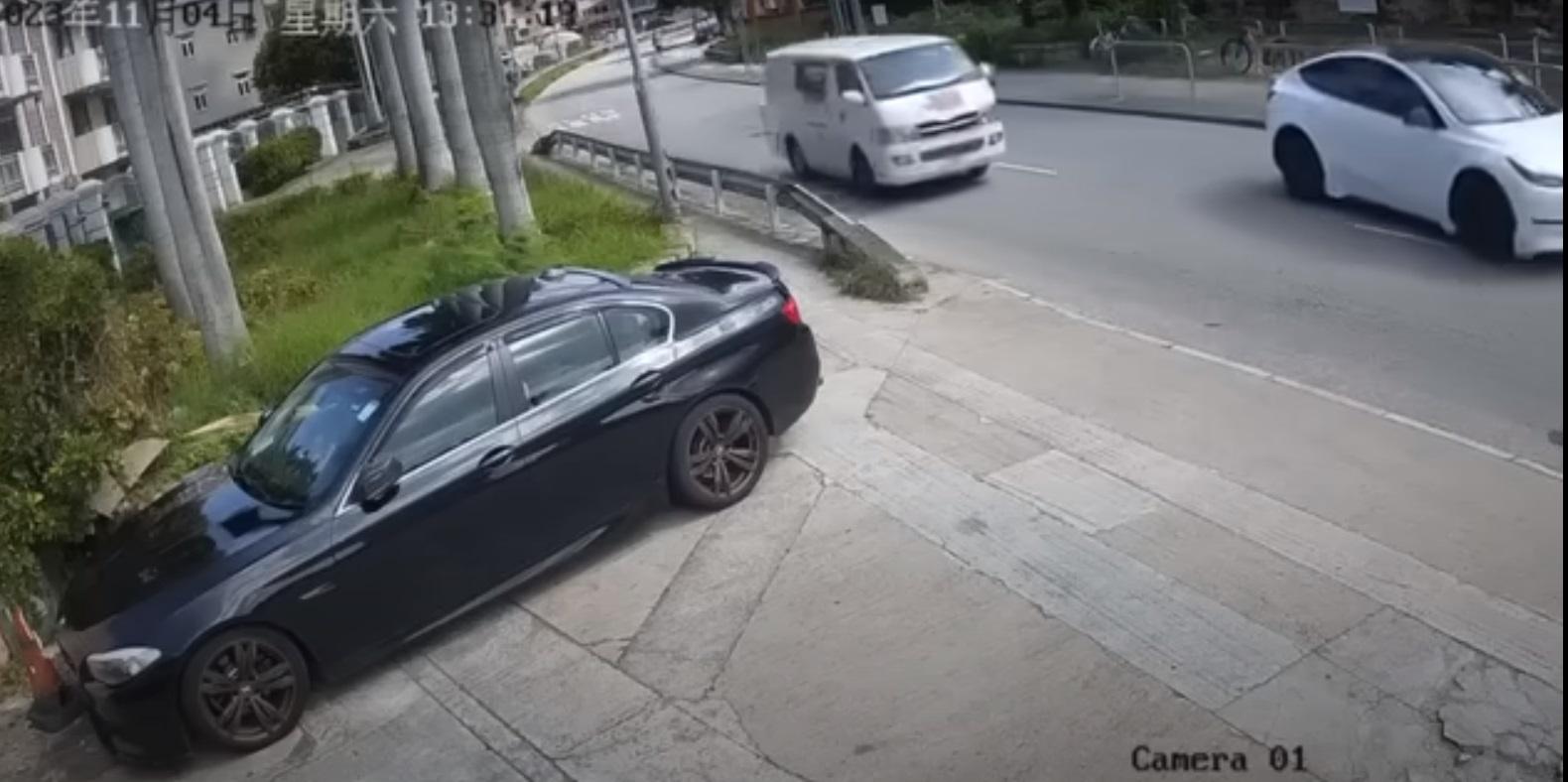 車Cam直擊|Tesla女司機打死火燈轉彎,遭貨Van相撞。(網片截圖)