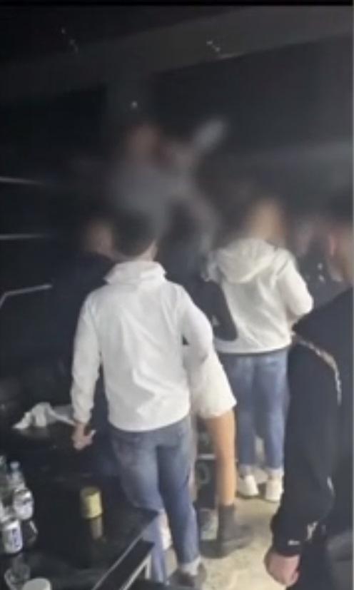 網上熱話|元朗酒吧疑爆多人持械講數 灰衣男揮刀揸咪:解釋呀!。(網片截圖)