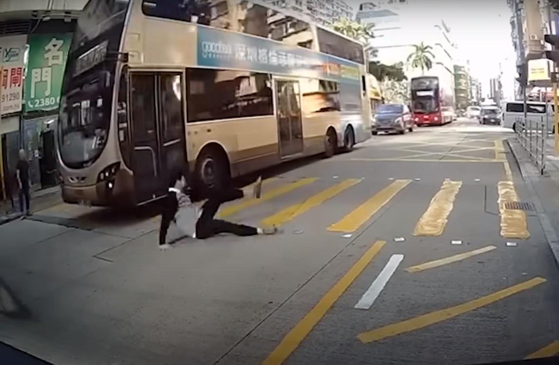 車Cam直擊|上海街男子亂過馬路 遭巴士撞至滾地。(網片截圖)