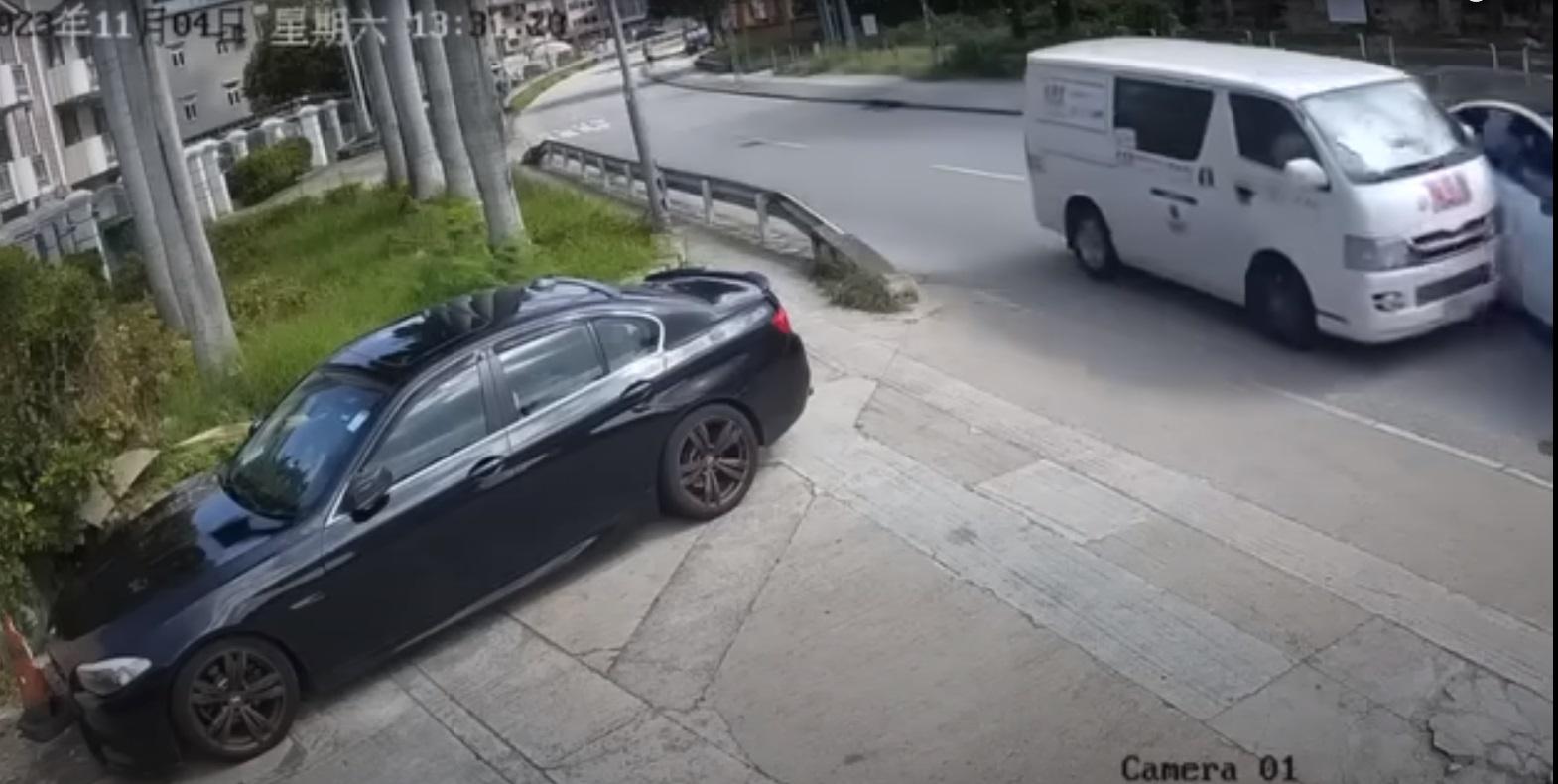 車Cam直擊|Tesla女司機打死火燈轉彎,遭貨Van相撞。(網片截圖)