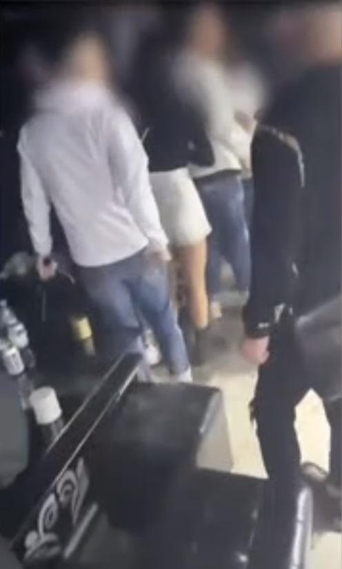 網上熱話|元朗酒吧疑爆多人持械講數 灰衣男揮刀揸咪:解釋呀!。(網片截圖)