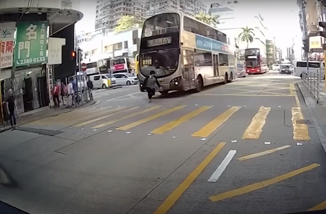 車Cam直擊|上海街男子亂過馬路 遭巴士撞至滾地。(網片截圖)