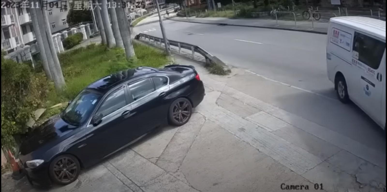 車Cam直擊|Tesla女司機打死火燈轉彎,遭貨Van相撞。(網片截圖)