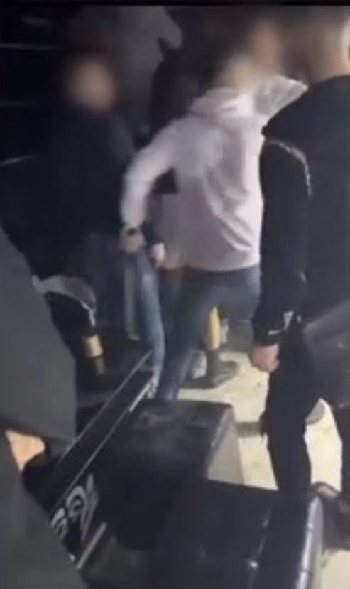 網上熱話|元朗酒吧疑爆多人持械講數 灰衣男揮刀揸咪:解釋呀!。(網片截圖)