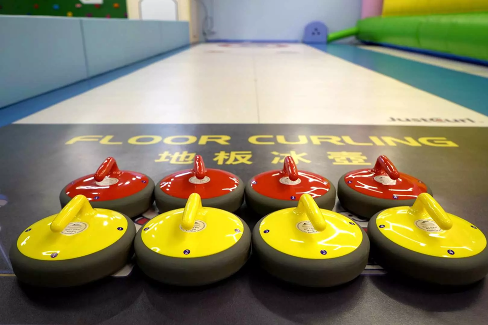 冰雪區有時下流行的冰壺供遊玩。