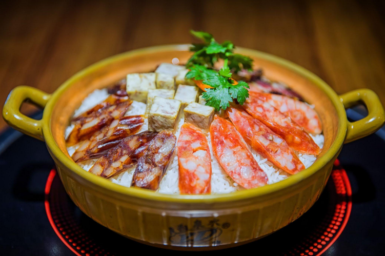 為了提供更完整的用餐體驗,特別根據海南地道的吃法,推出特色的「幸福臘味煲仔飯」,供客人享用完美味的火鍋後可以加點。