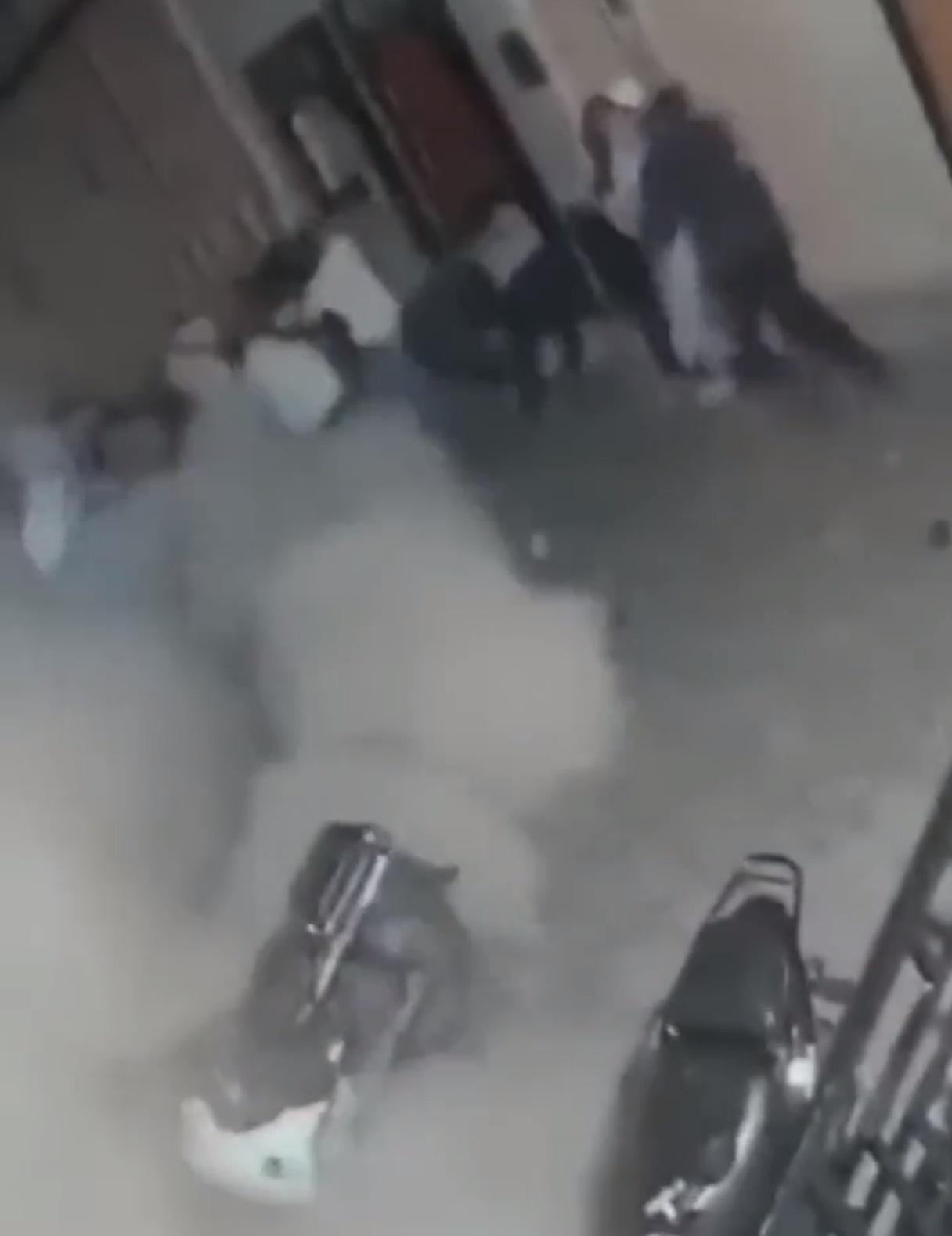 有居民在地震發生期間慌忙跑到街上暫避。(網片截圖)