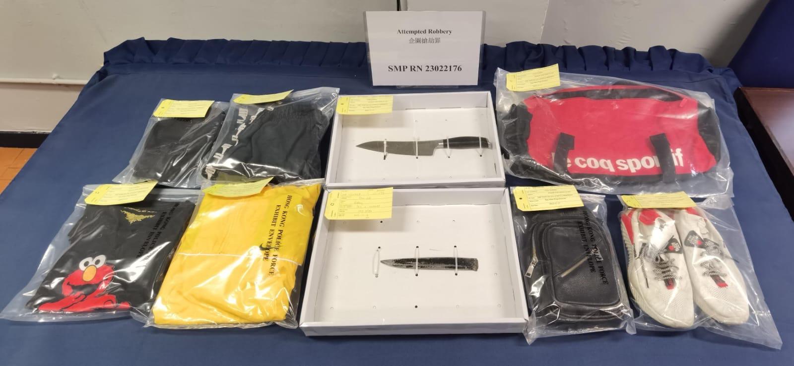 警方在單位找到一把長約30厘米利刀及疑犯當日犯案時穿著的衣服。