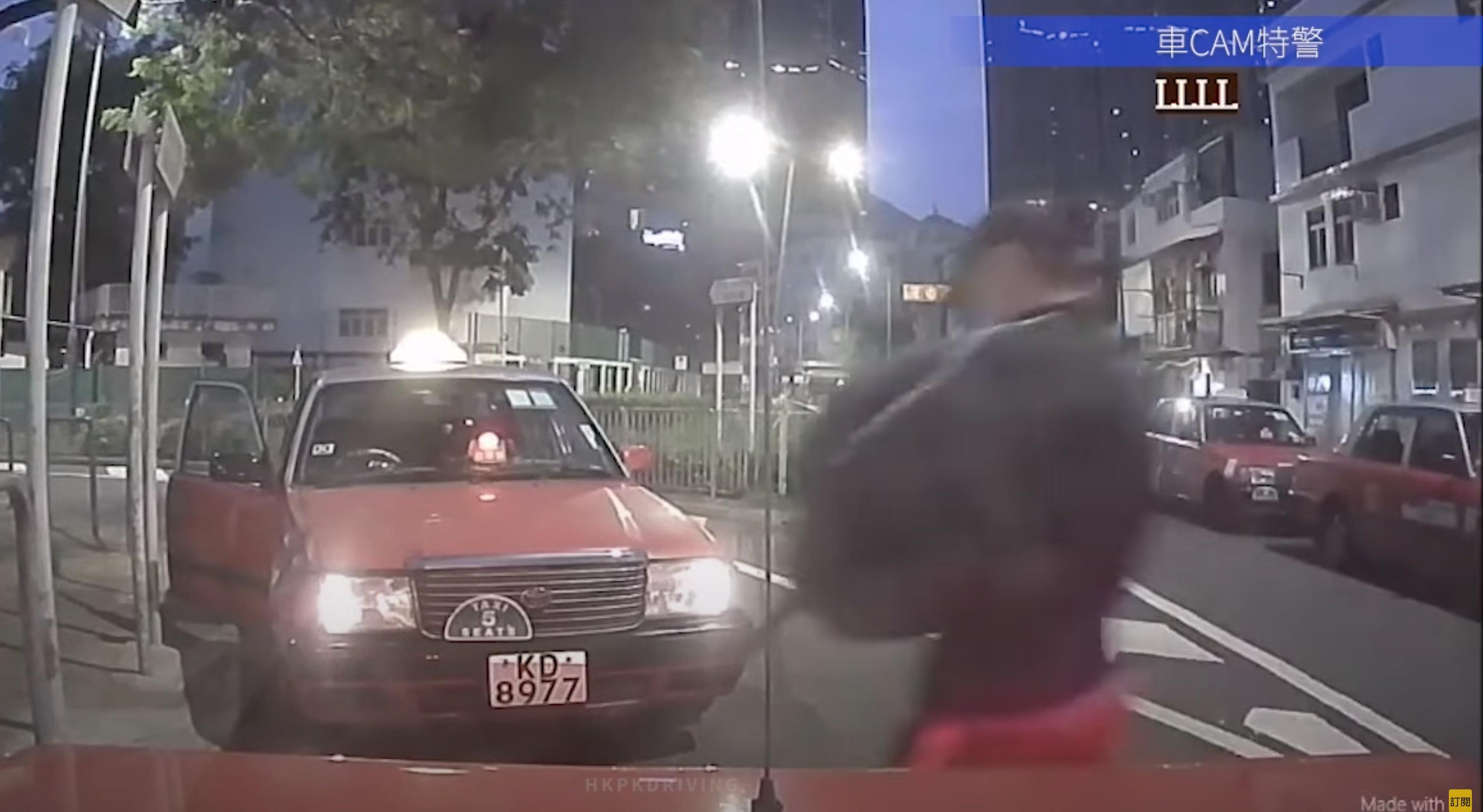 男子捧着一個背包折返車內。(網片截圖)