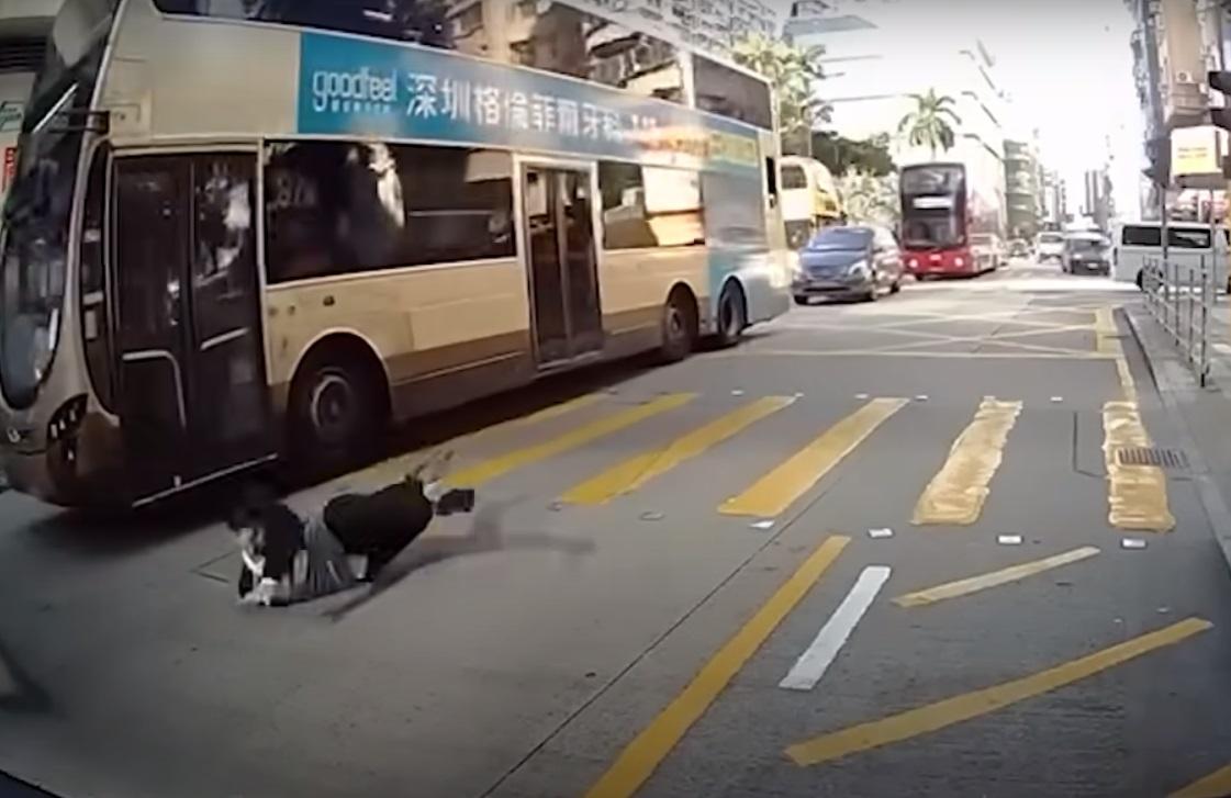 車Cam直擊|上海街男子亂過馬路 遭巴士撞至滾地。(網片截圖)