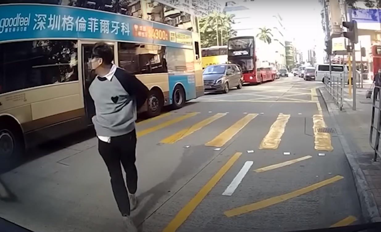 車Cam直擊|上海街男子亂過馬路 遭巴士撞至滾地。(網片截圖)