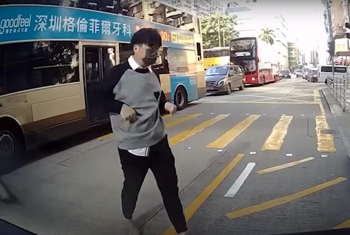 車Cam直擊|上海街男子亂過馬路 遭巴士撞至滾地。(網片截圖)