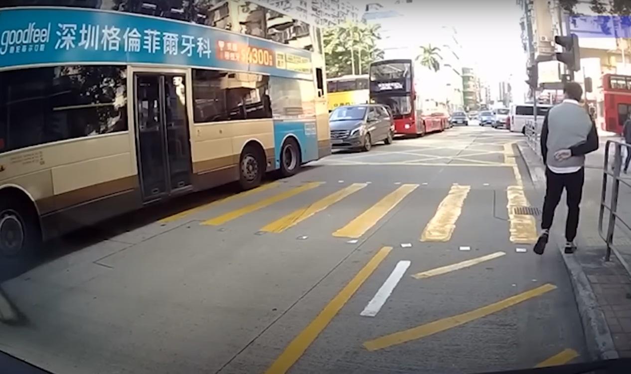 車Cam直擊|上海街男子亂過馬路 遭巴士撞至滾地。(網片截圖)