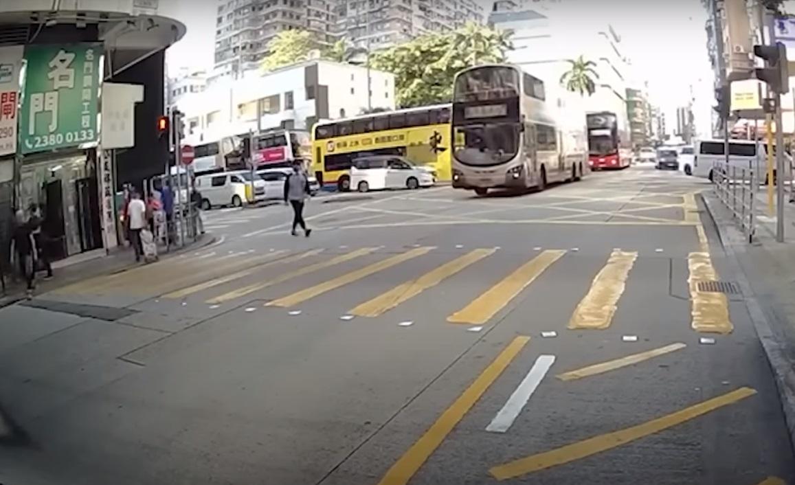 車Cam直擊|上海街男子亂過馬路 遭巴士撞至滾地。(網片截圖)