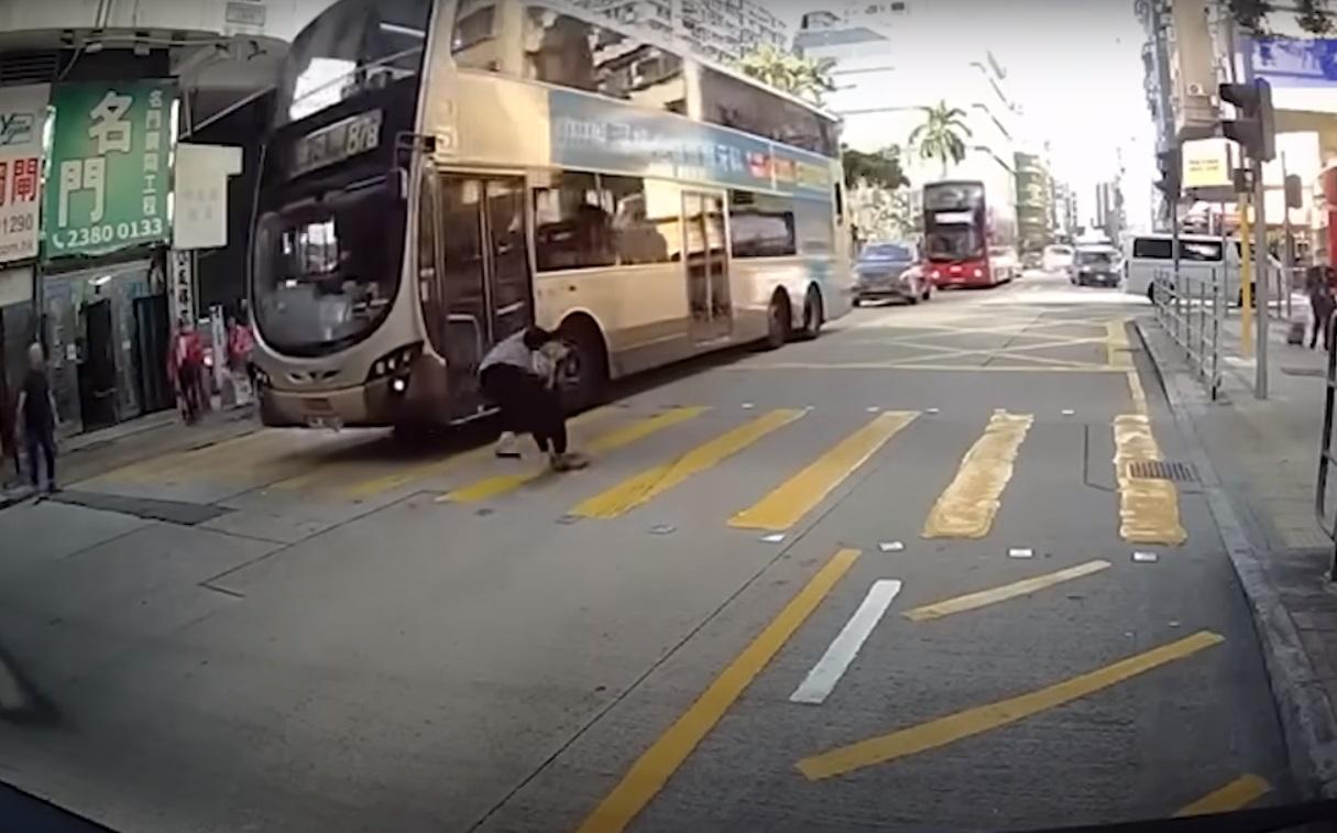 車Cam直擊|上海街男子亂過馬路 遭巴士撞至滾地。(網片截圖)