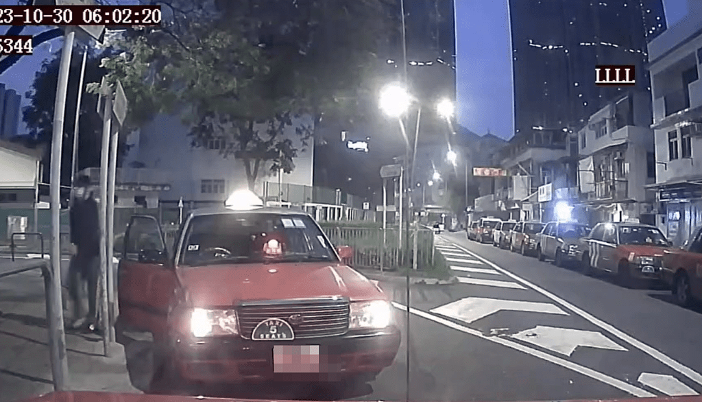 賊人之的士隨即駛近停在該的士後面。(網片截圖)