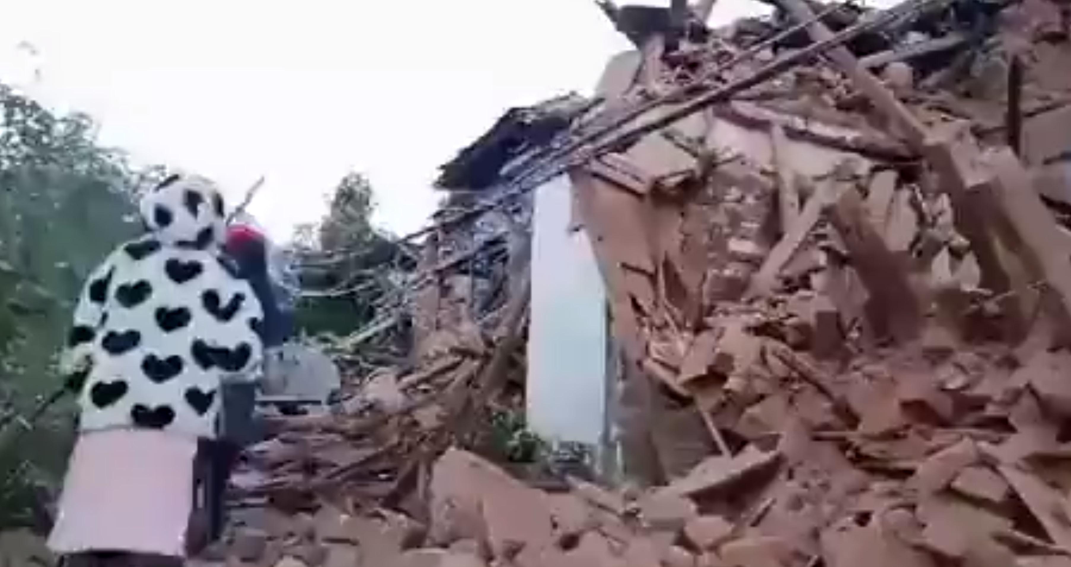 當地大量磚房的外牆及天花倒塌,磚碎及雜物散落一地。(網上截圖)