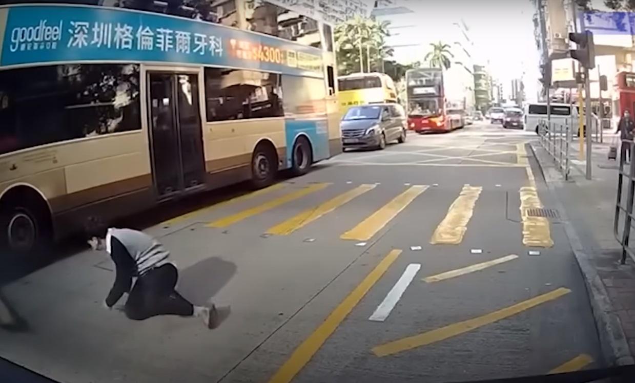 車Cam直擊|上海街男子亂過馬路 遭巴士撞至滾地。(網片截圖)