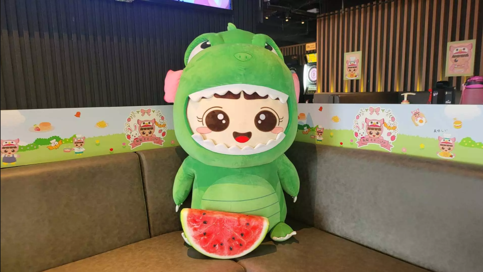 期間限定主題餐廳的主角是「易易モモ(Momo) 」,曾經榮獲「日本全國吉祥物大賽第9名」及「香港吉祥物人氣大賽金獎」。