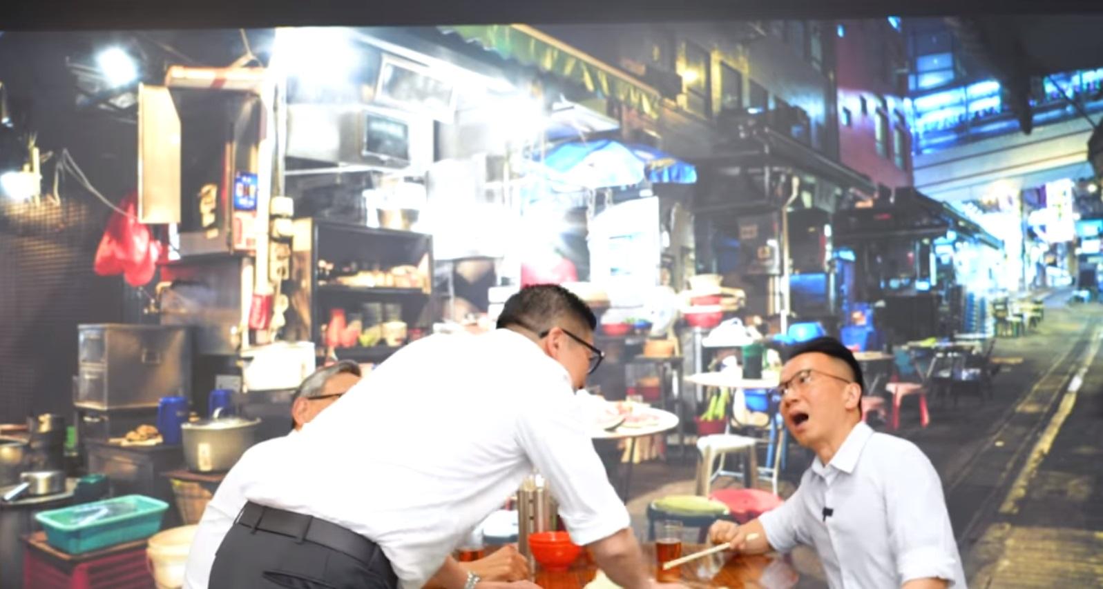 說罷,鄧炳強就轉身抹枱,並向演飾食客的卓孝業與李百全推介細蓉(雲吞麵)和油菜。(影片截圖)