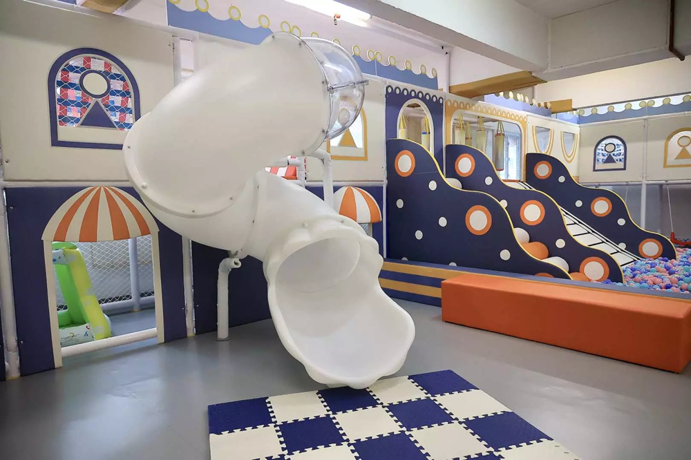 旋轉型滑梯吸引孩子不停上落遊玩。