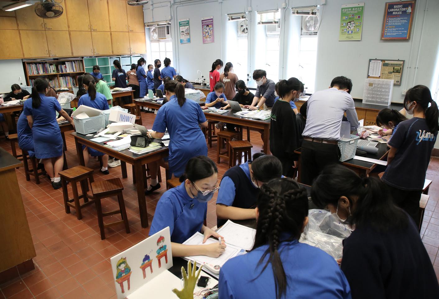 學校重視科研學習,初中已有STEM課程,透過科研活動帶動學習科學、解難能力、團隊精神。