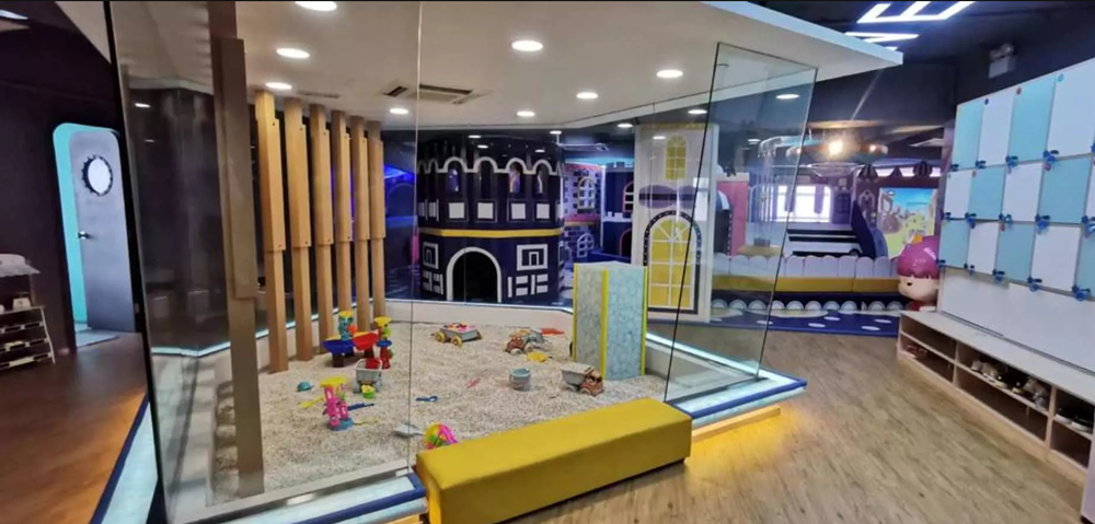 Vivi公主的私人沙灘是透明玻璃沙池。