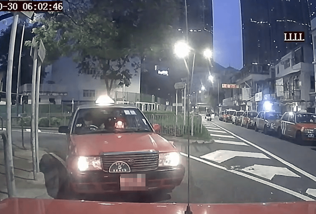 「的士賊」返回車內。(網片截圖)