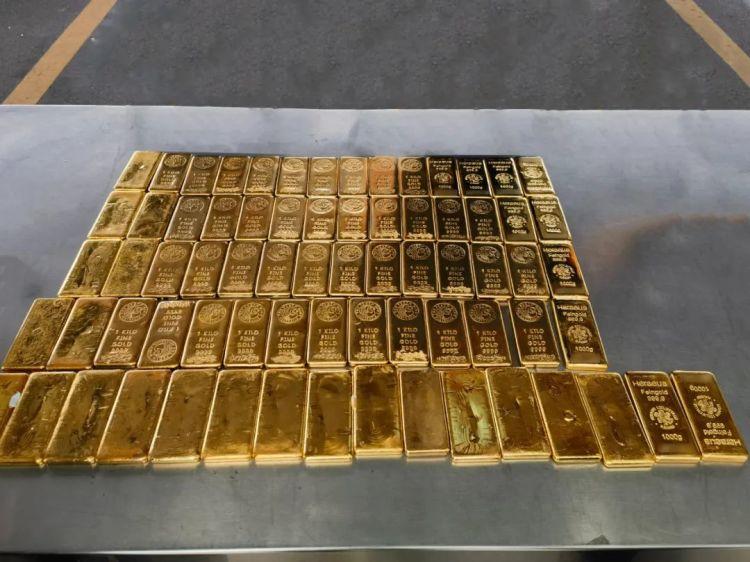 深圳皇崗海關近日從香港入境的客運車輛中,查獲72塊足金金條,共72.00157公斤,價值高達4000萬元人民幣(約4,279萬港元)。