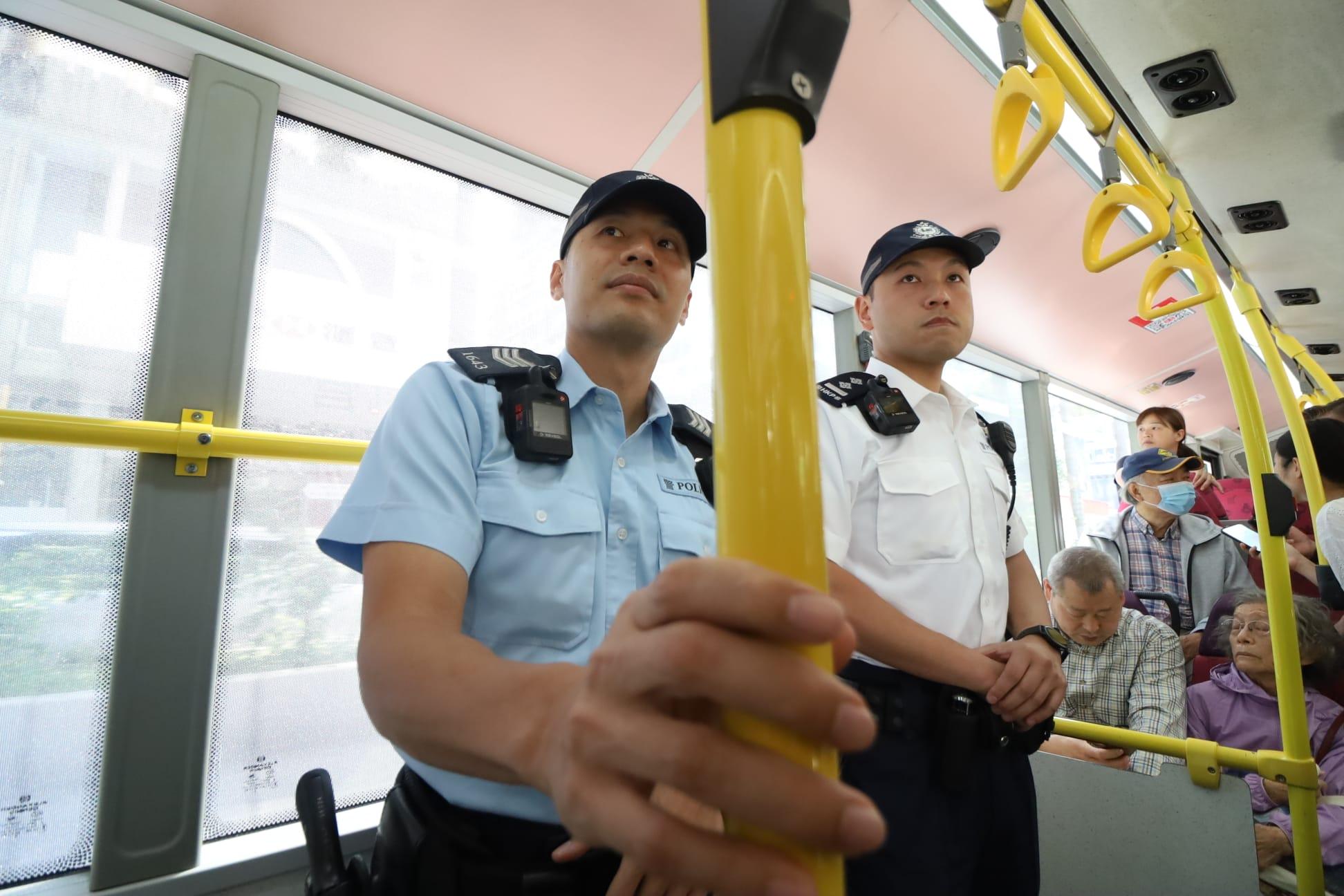 軍裝警員登上巴士「行咇」今日起在西九試行。(鍾式明攝)