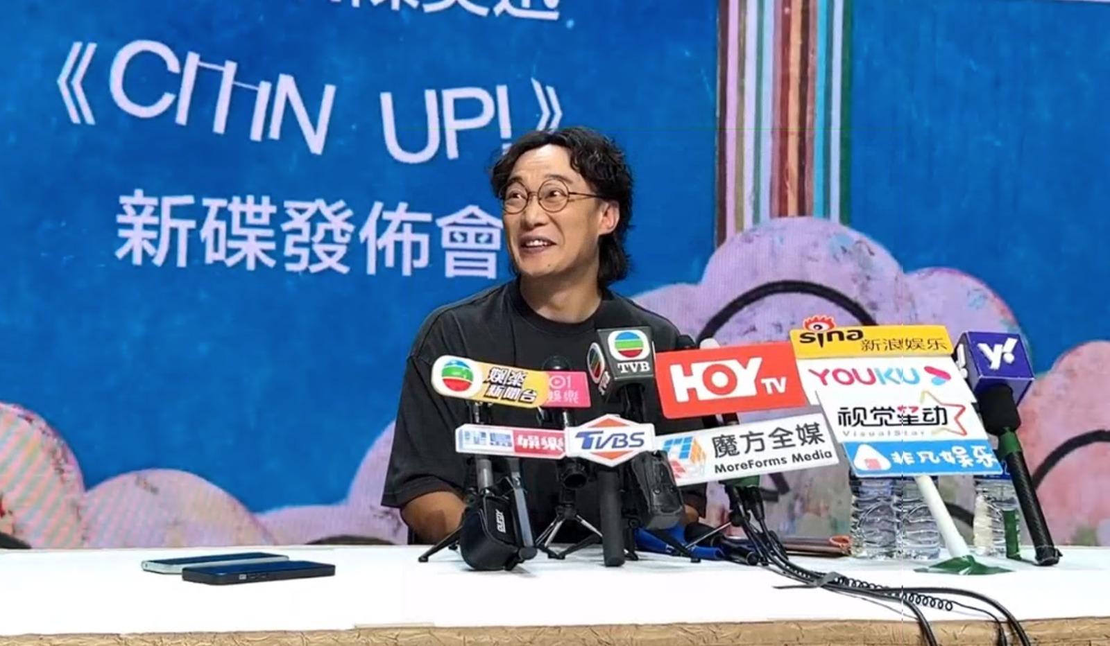 陳奕迅宣布與環球續約,他表示自己仍需要「有人湊住」。