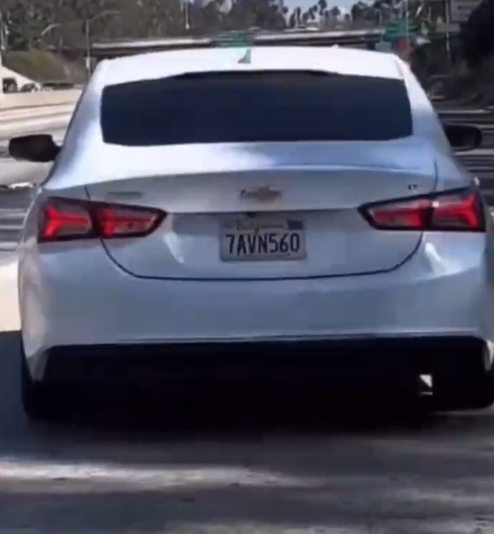 香港珠寶商洛杉磯公路遇「撞車黨」,劫匪隨後換乘一架早在旁邊等待的白色雪佛蘭房車逃走。(影片截圖)