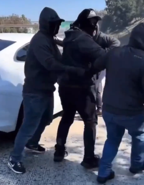 香港珠寶商洛杉磯公路遇「撞車黨」,有目擊者下車拍下搶掠情況。(影片截圖)