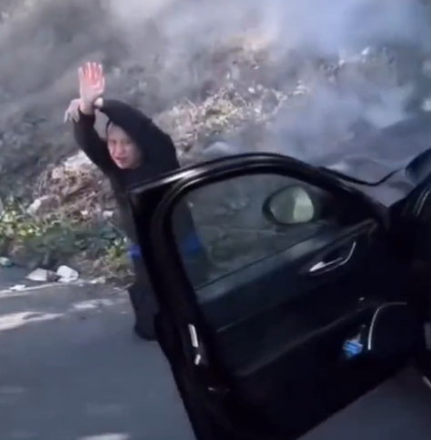 香港珠寶商洛杉磯公路遇「撞車黨」,有目擊者下車拍下搶掠情況。(影片截圖)