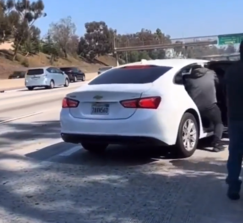 香港珠寶商洛杉磯公路遇「撞車黨」,劫匪隨後換乘一架早在旁邊等待的白色雪佛蘭房車逃走。(影片截圖)