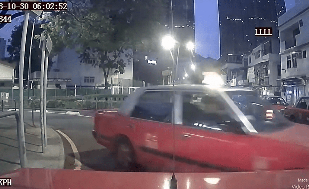 賊人開車離去。(網片截圖)