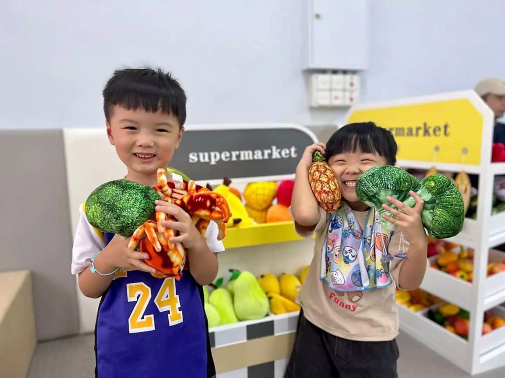 在迷你菜市集,孩子享受購物的樂趣。