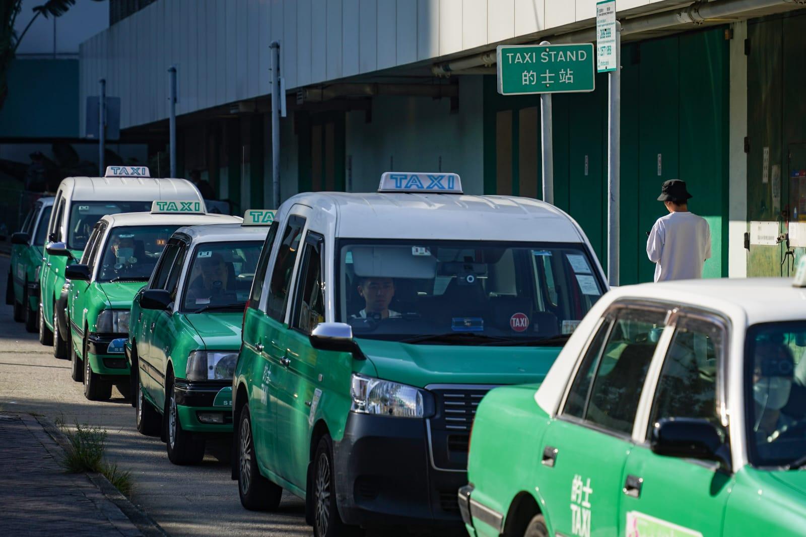 的士業界不滿政府未有取締白牌車,決定明日發動罷工。圖為綠的。(李睿哲攝)